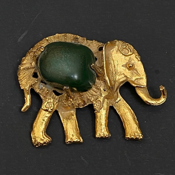 Vintage Unsigned Gold tone Elephant with Green Stone Brooch - Picture 8 of 10